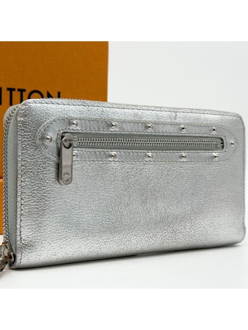 Louis Vuitton Limited Edition Zippy Wallet Suhali Silver Round
